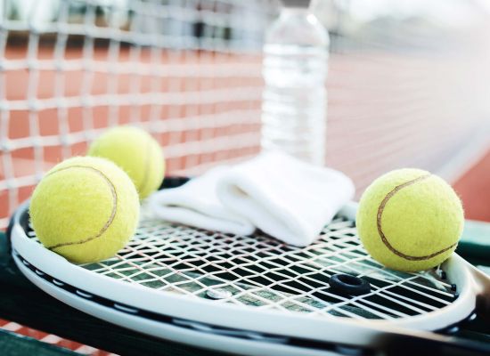 Tennisbälle auf Tennisschläger